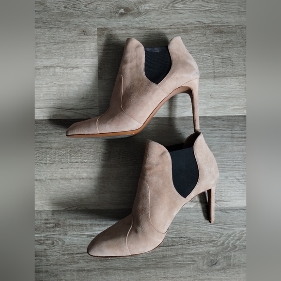 Alaia Elegant Suede Tan Women's Heeled Ankle Boots - Picture 13 of 16